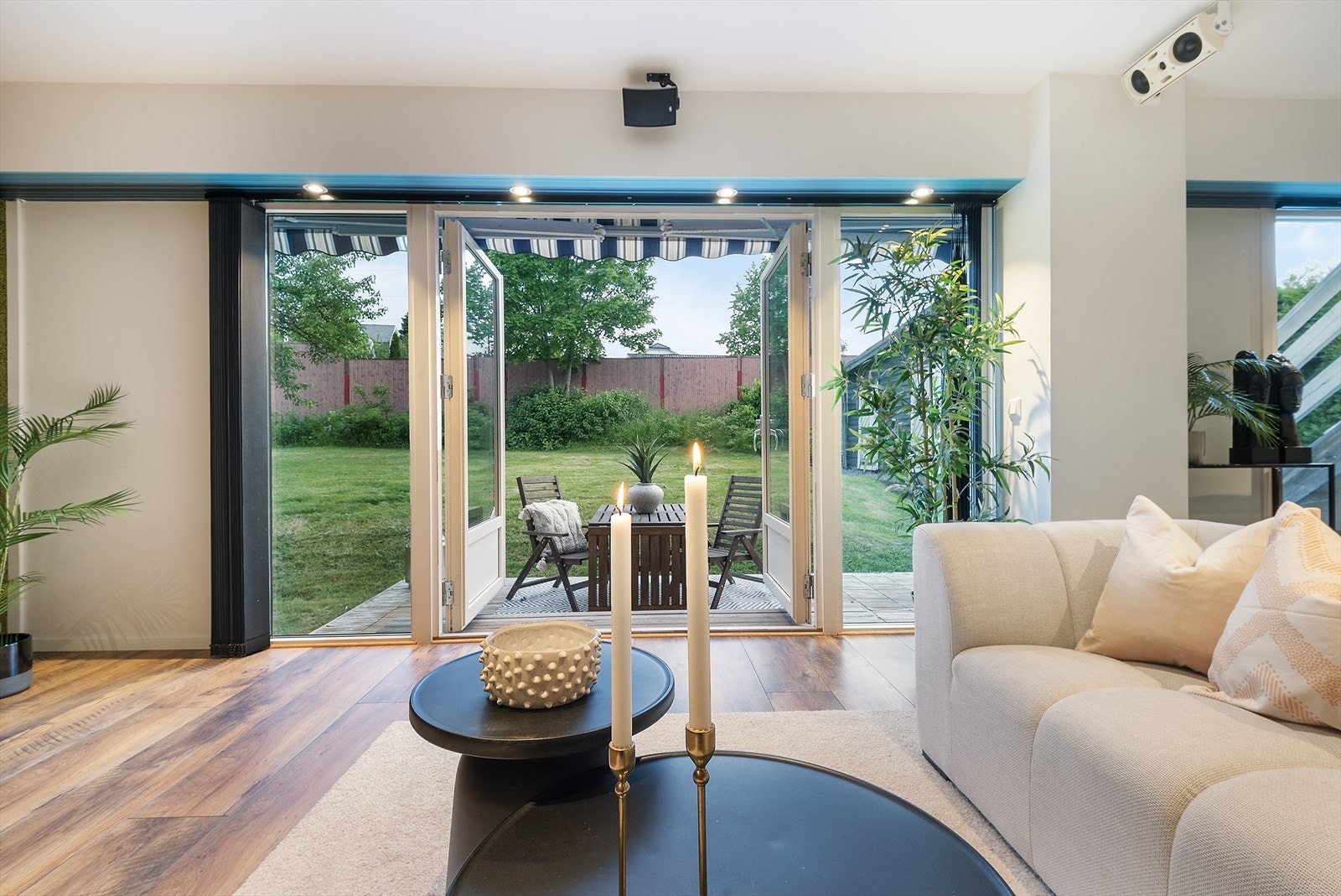 Utgang til hyggelig uteplass. Galleribilde