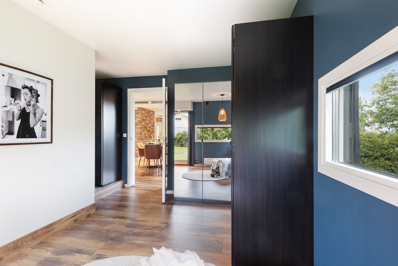 Praktisk skille med delevegg mellom seng og garderobe. Galleribilde