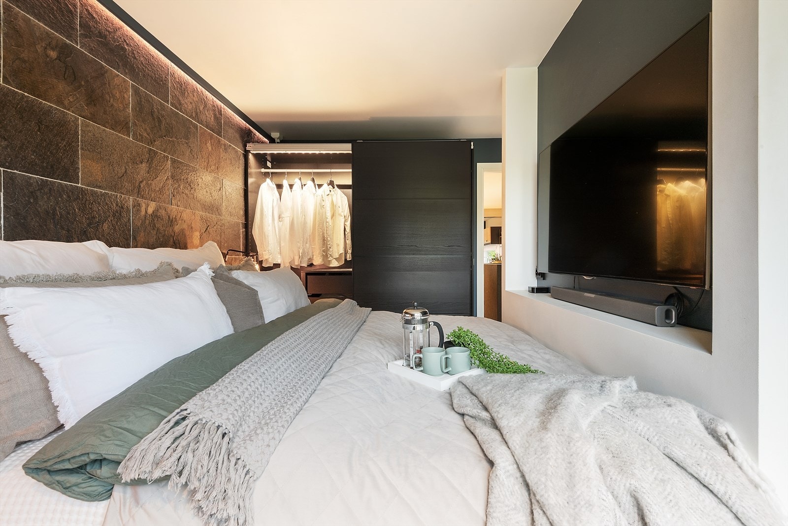 Hovedsoverom med fin garderobeløsning. Galleribilde