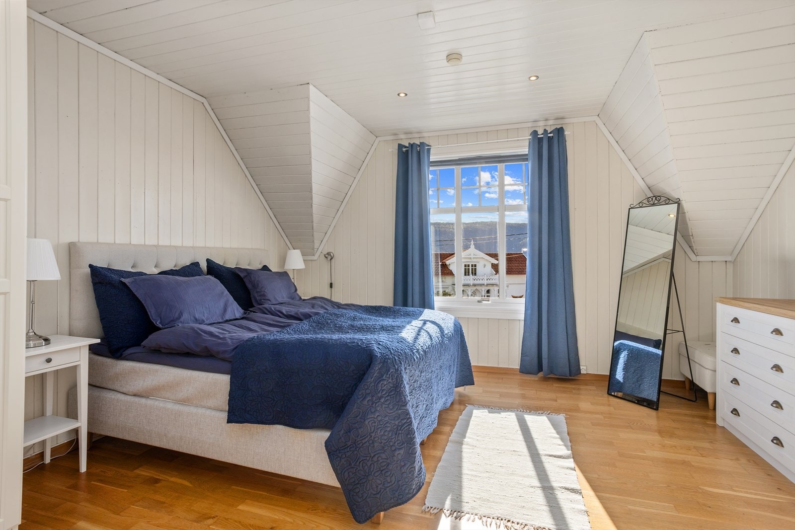 Boligen har tre gode soverom. Alle befinner seg i andre etasje, Galleribilde