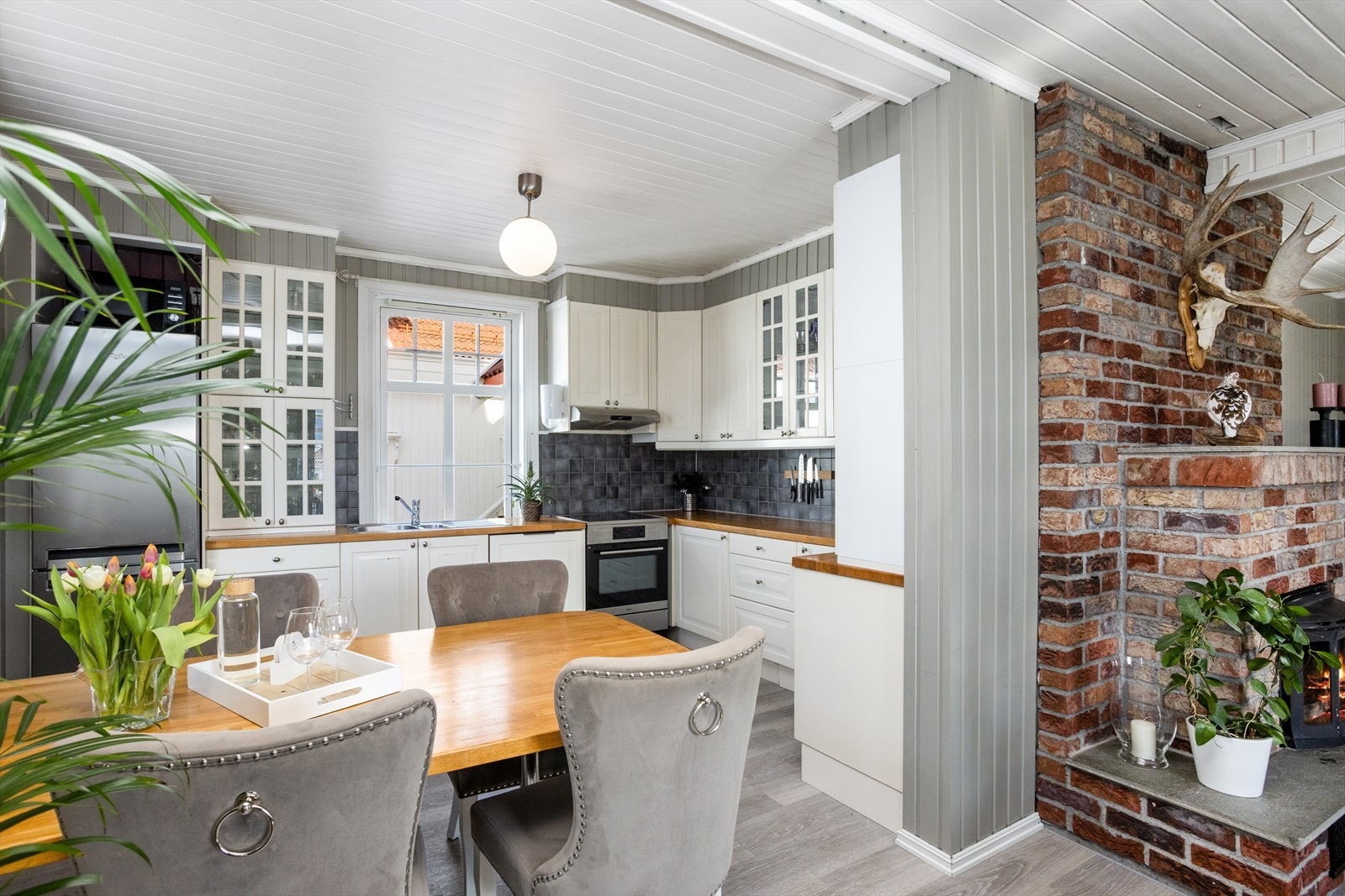 Pent og klassisk hvit kjøkken fra ca. 2005. Benkebelysning og stikkontakter montert under overskapene. Kjøkkenet har for øvrig godt med skuffer, skap- og benkeplass. Galleribilde