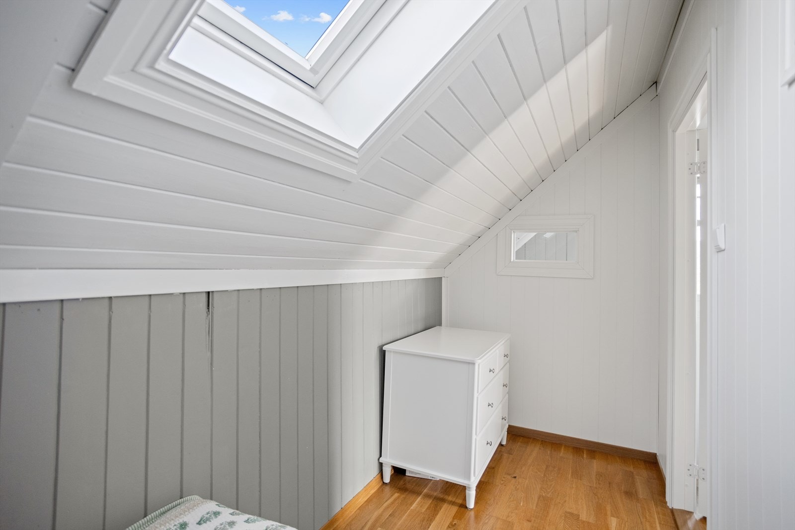 Det er montert inn to vinduer i veggene, samt takvindu for gjennomstrøm av lys. Galleribilde