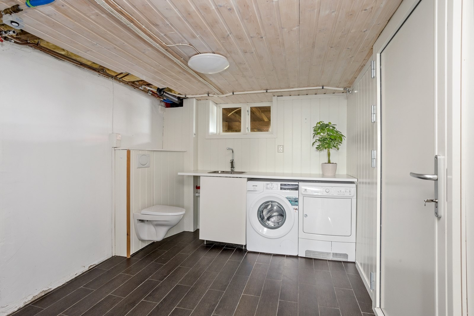 Oppgradert i ca 2010. Flislagt gulv med gulvvarme. Praktisk benke-innredning for klesvasken. Vegghengt toalett og opplegg for vaskemaskin. Nyere utgangsdør med lås, leder opp til trapp / utvendig kjellerlem. Galleribilde