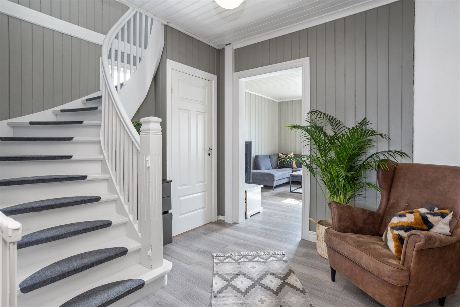 Romslig hall med god plass til garderobeløsning, som gjør det enkelt å rydde sko og jakker ut av syne. Gangen leder videre inn til stuen og kjøkkenet. Galleribilde