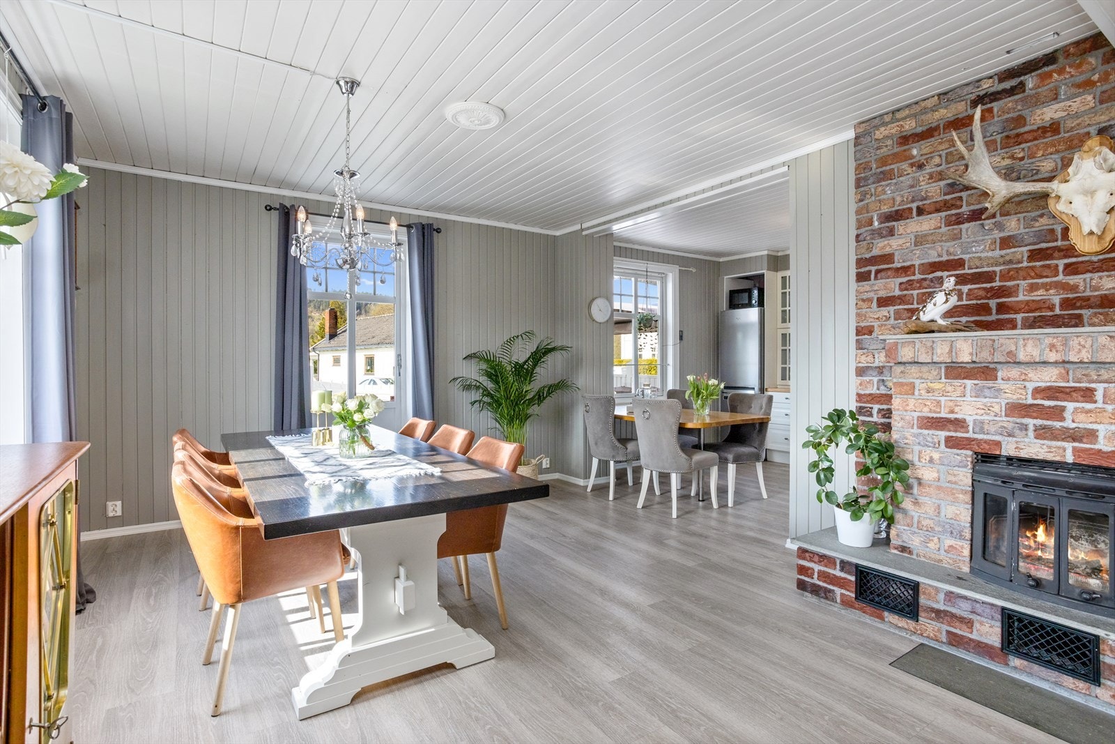 Spisestuen ligger i en delvis åpen og praktisk løsning mot kjøkkenet. Galleribilde