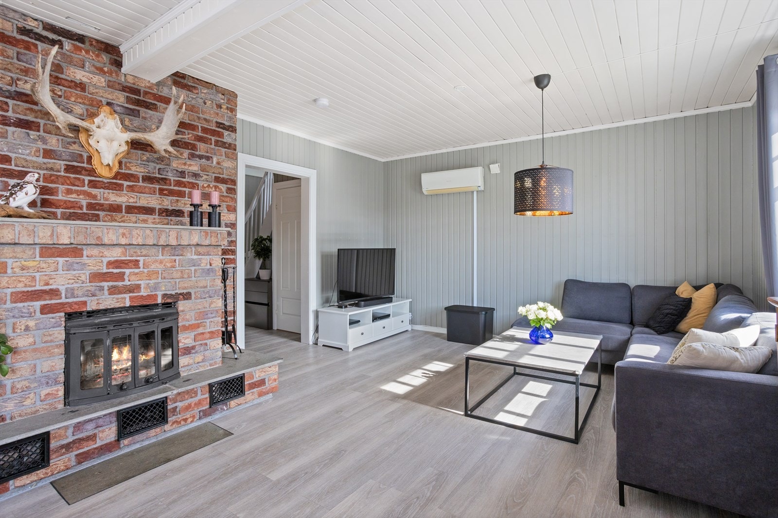 Sentralt i stuen er det montert en flott peisovn som gir ekstra varme og hygge på kjøligere dager. Installert varmepumpe med utført service sist i 2024. Galleribilde