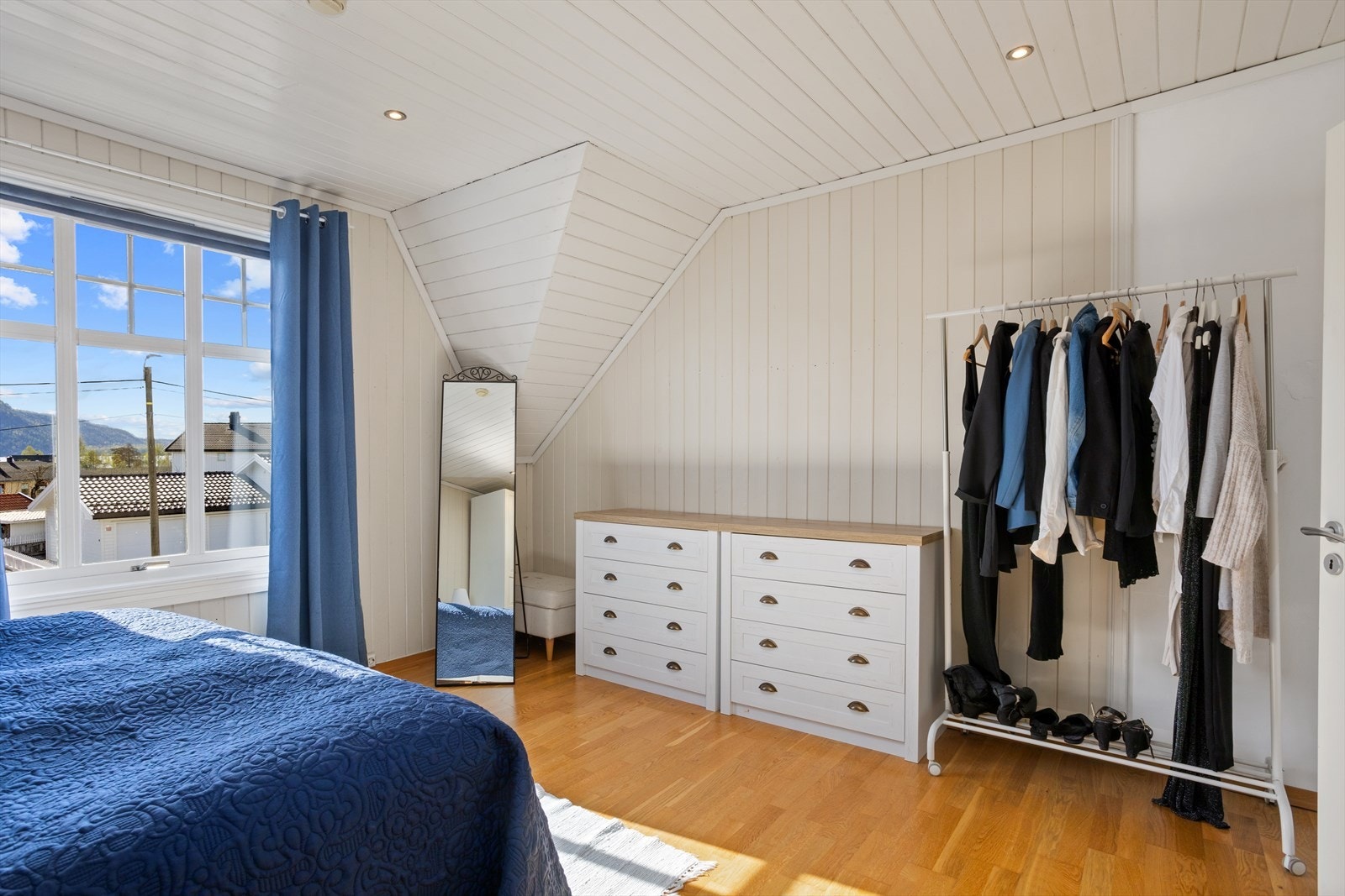 To av soverommene er store med god plass til dobbeltseng, nattbord, kommode mm. Galleribilde