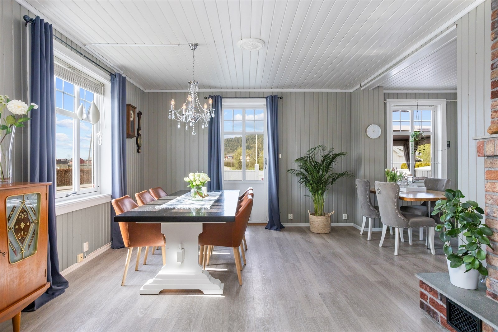 Utgang fra spisestue til sør-vestvendt terrasse. Galleribilde