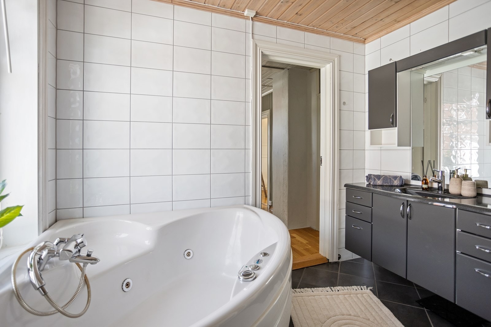 Videre har badet vegghengt servantinnredning med skuffer, skap og helstøpt servant. Speil med overlys og stikkontakt over servant. Mekanisk avtrekksvifte i vegg. Galleribilde