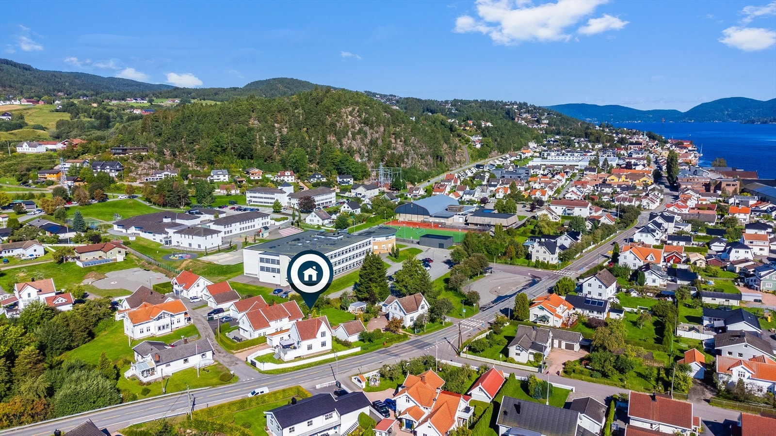 Storgaten 128 ligger fint til rett utenfor sentrum med gangavstand til selve kjernen av Svelvik med flere servicefasiliterer som blant annet butikker, kafé/restaurant, offentlig kontorer, båthavn mm. Galleribilde