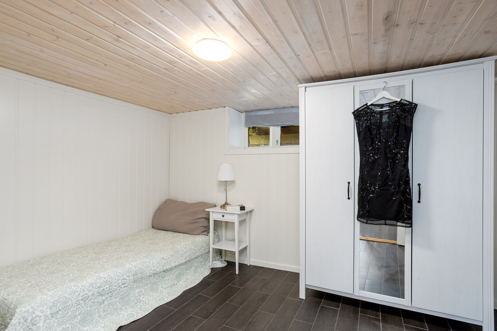 Innredet rom (ikke omsøkt eller bruksendret i kommunen). Flislagt gulv med varmekabler. Galleribilde