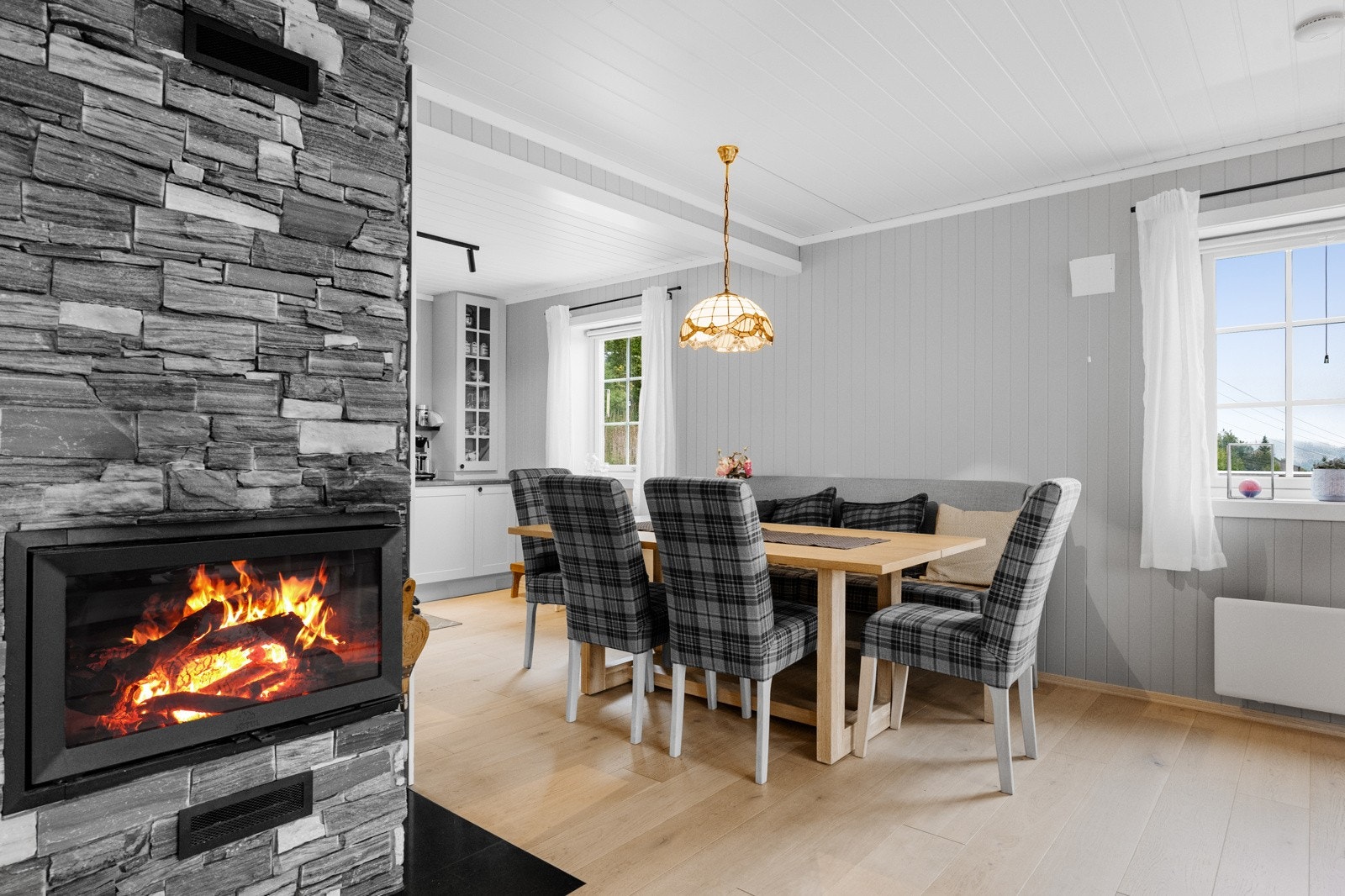 De innvendige overflatene ble fornyet i 2020, med malte panelplater på veggene og MDF-panel i himlingene, noe som gir en helhetlig og moderne stil gjennom hele boligen. Galleribilde