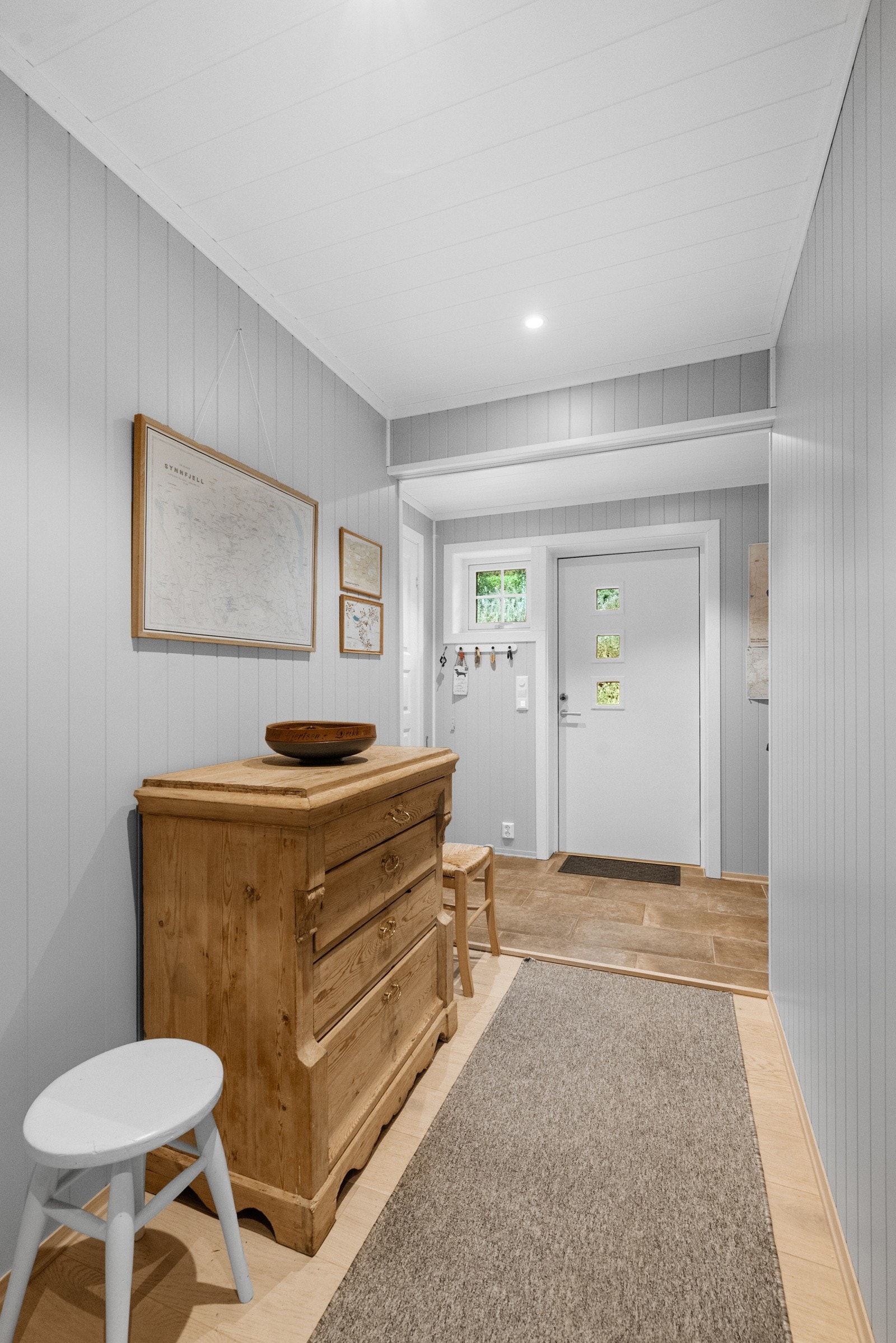 Boligen er registrert som enebolig og inneholder tre soverom, samt en romslig og moderne planløsning som gir plass til både familie og gjester. Galleribilde