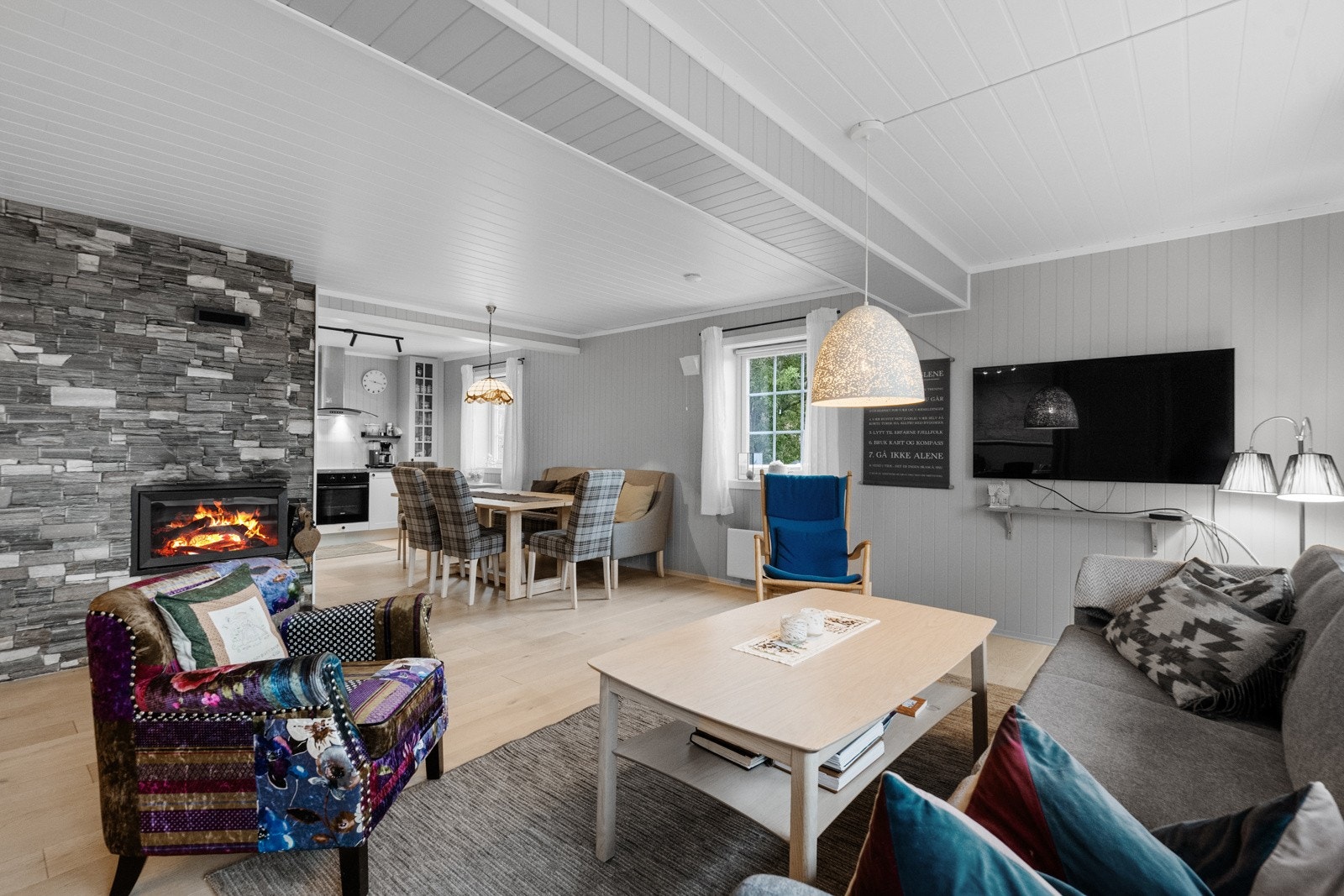 Her er det rom for både små og store, enten det er til middagsselskap, spillkvelder eller rolige stunder foran peisen. Galleribilde