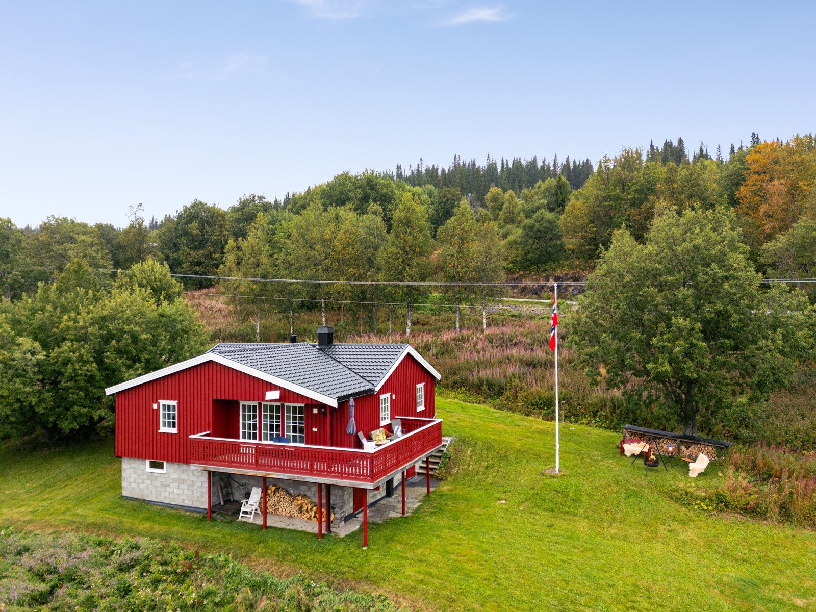 Ny taktekking, panel og etterisolering fra 2019, samt drenering rundt hele bygget Galleribilde