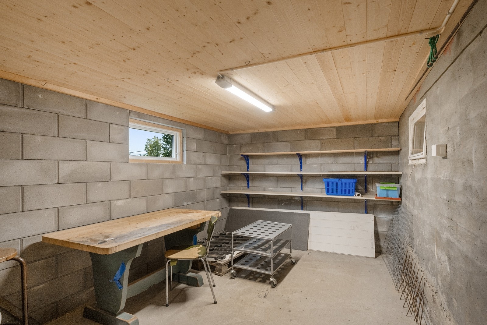 Kjelleren gir en praktisk og verdifull utvidelse av bruksarealet, enten du bor her fast eller bruker boligen som fritidsbolig. Galleribilde