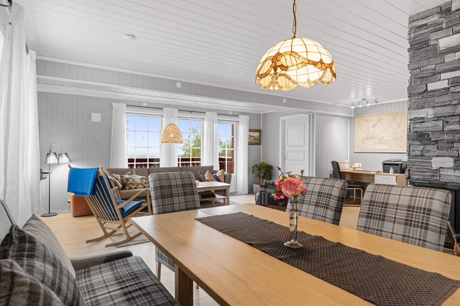 Dette er et hyggelig oppholdsrom med god plass til både sofa og spisebord, perfekt for samvær med familie og venner. Galleribilde