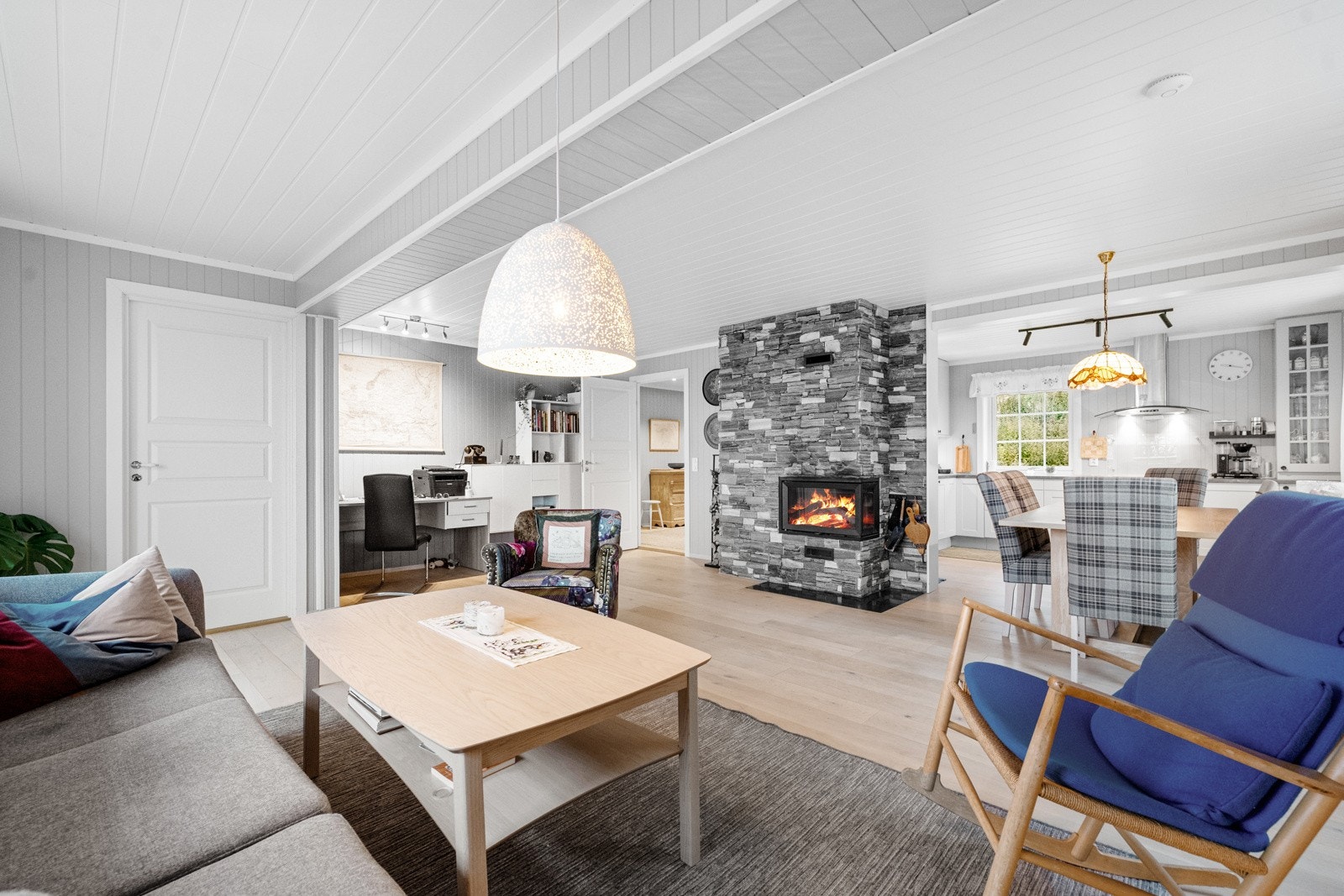 Stuen er lys og luftig, med store vindusflater som slipper inn rikelig med dagslys. Galleribilde