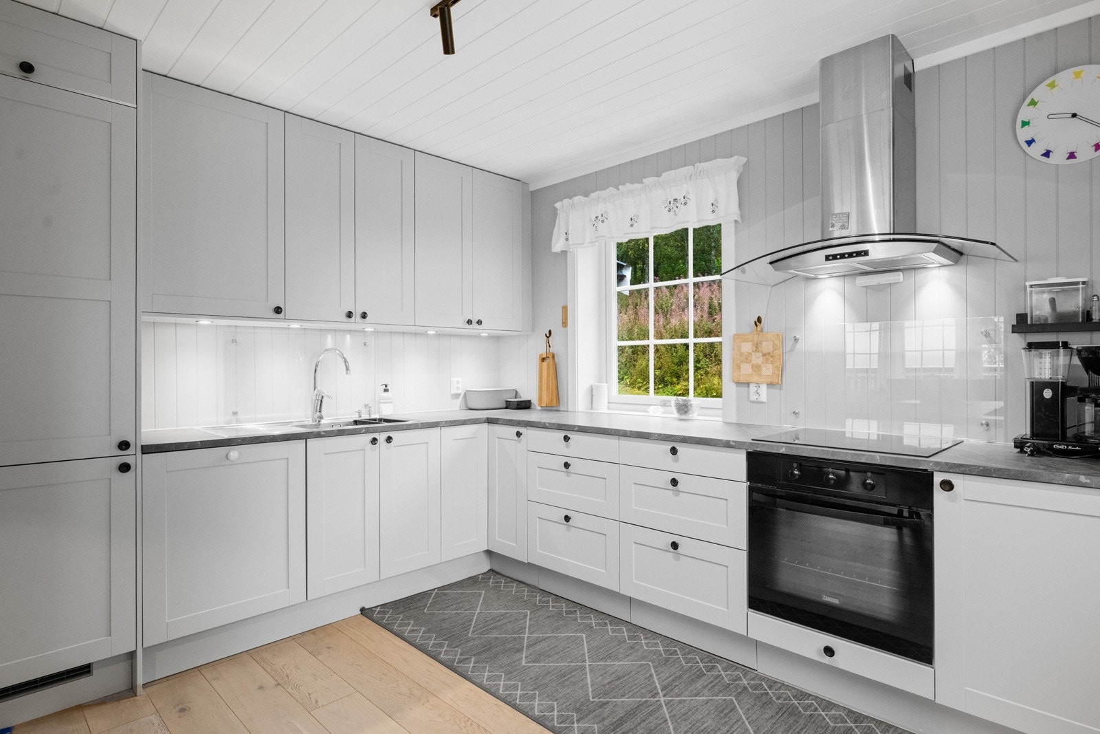 Kjøkkenet ble nytt i 2020 og fremstår både stilrent og funksjonelt, med klassisk innredning, god benke- og skapplass, og integrerte hvitevarer. Galleribilde