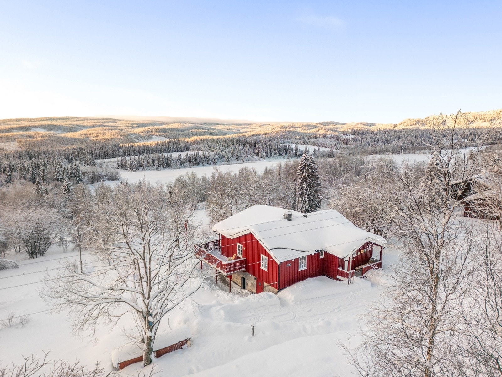 Beliggende i Nord-Torpa like nedenfor Hugulia hyttefelt som er et attraktivt område med spredt bebyggelse av hytter i Synnfjell Galleribilde