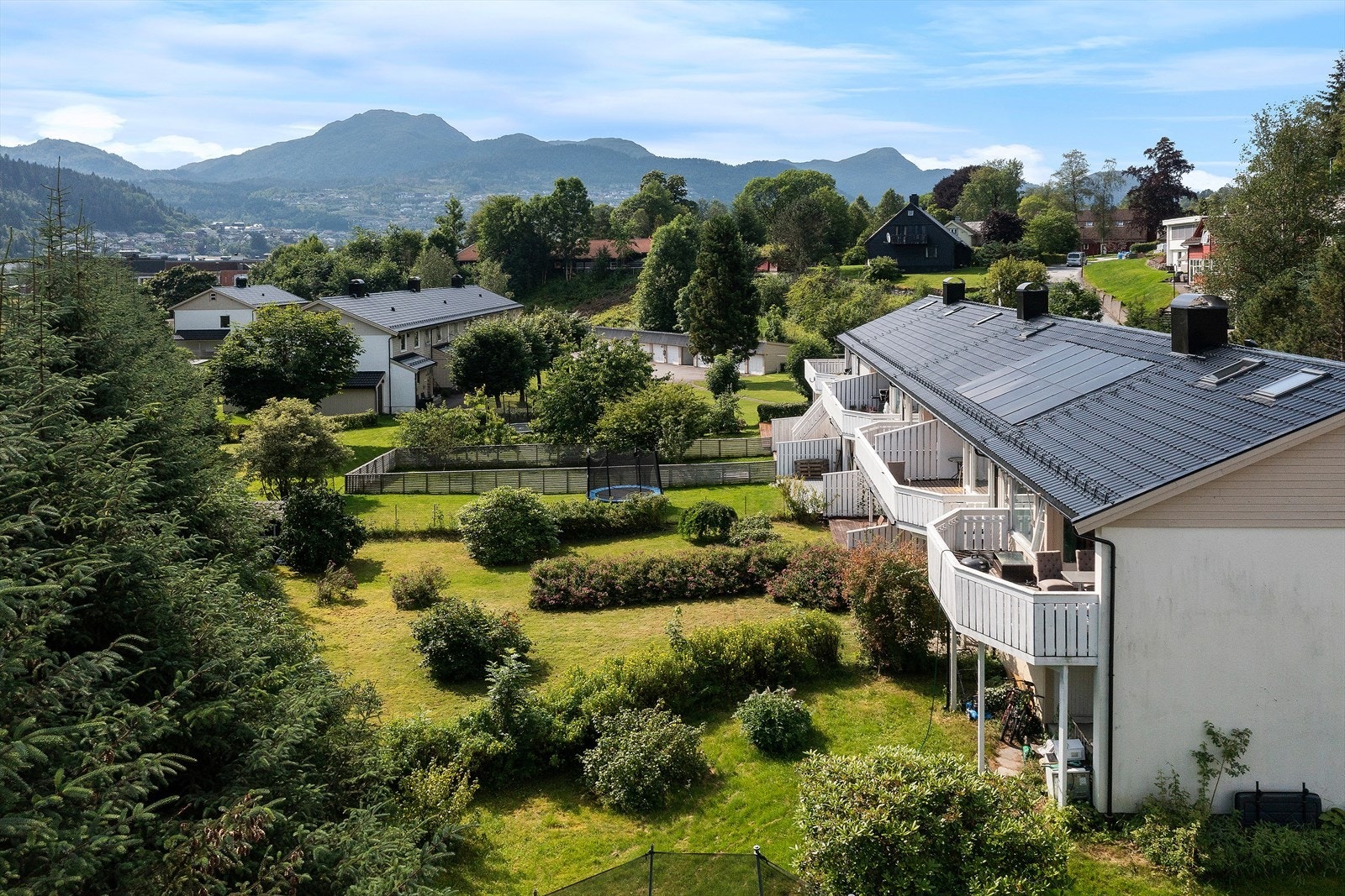 Kyrkjevegen 28D ligg sentralt plassert. Det er ikkje mange stadar i Førde det ikkje er motbakkar på veg heim. Det slepp du når du bur på flata. Galleribilde