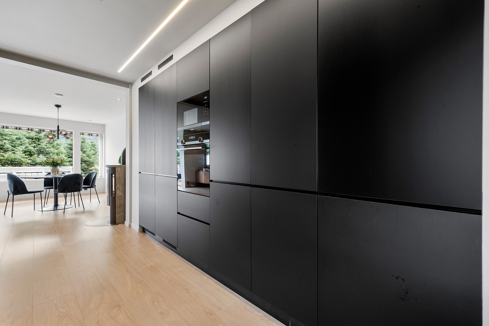 Kjøkkenet har integrert steikeomn, mikro, fullsize kjøleskåp, fullsize fryseskåp og oppvaskmaskin. Galleribilde