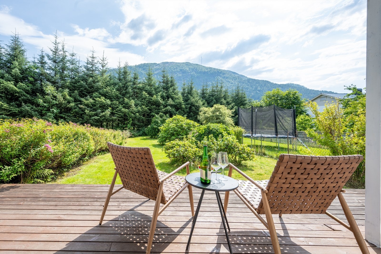 Her er det gode soltilhøve og god plass til møblering. Galleribilde