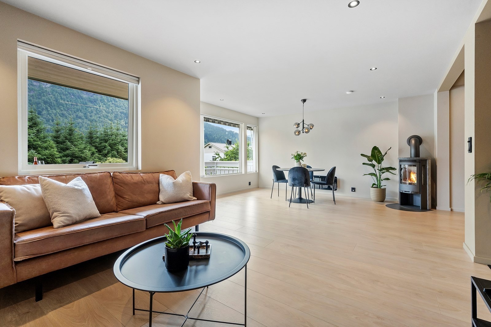 Vindauga og fine overflater gjer det triveleg her. Tross store vindauge er det fritt for innsyn her også. Galleribilde