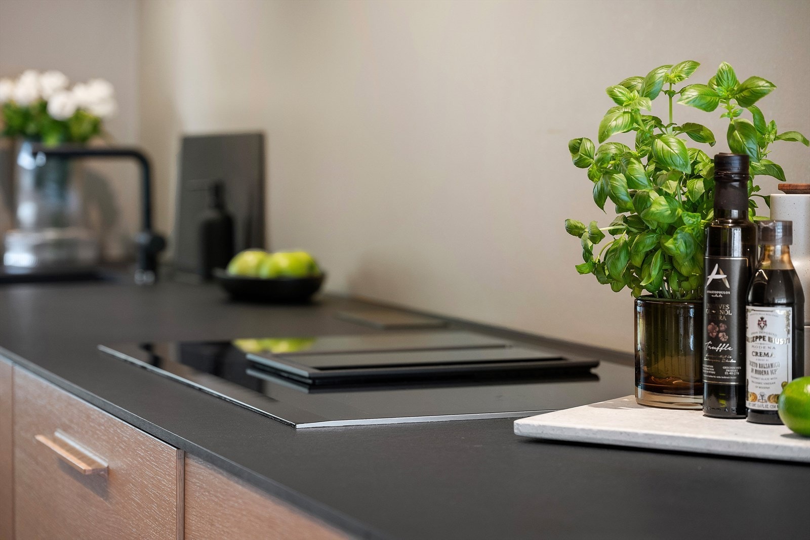 Benkeplata er av kompaktlaminat og har nedfelt induksjonstopp med integrert avtrekk. Galleribilde