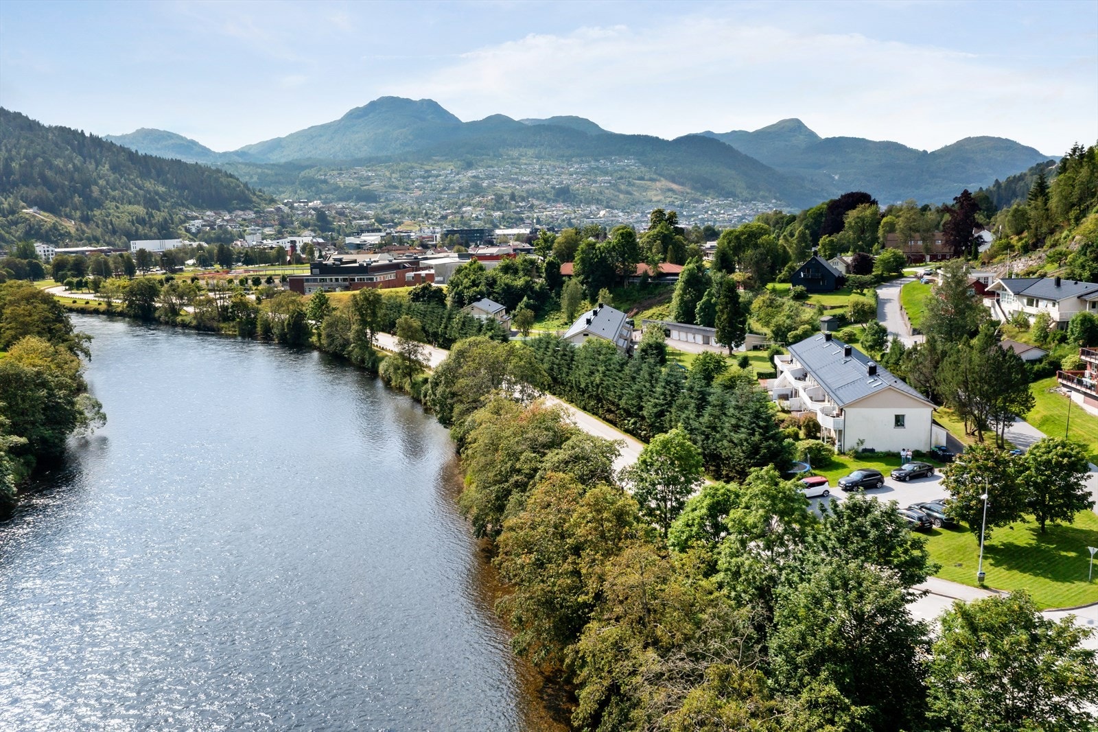Frå eigedomen er det gangavstand til alle tilbod i sentrum. Galleribilde