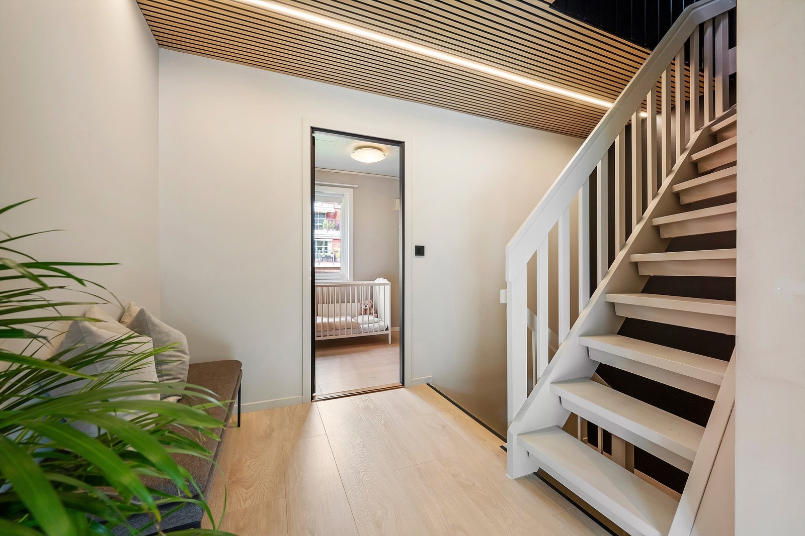 I gangen er det fin spilehimling med led-lys og flott trapp opp til loftet og ned til 1.etasje. Galleribilde