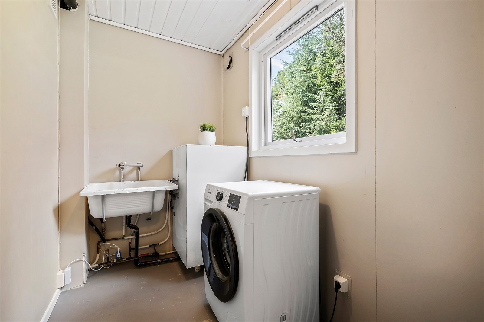Vaskerommet har enkel standard og praktisk plassering ved inngangspartiet. Galleribilde