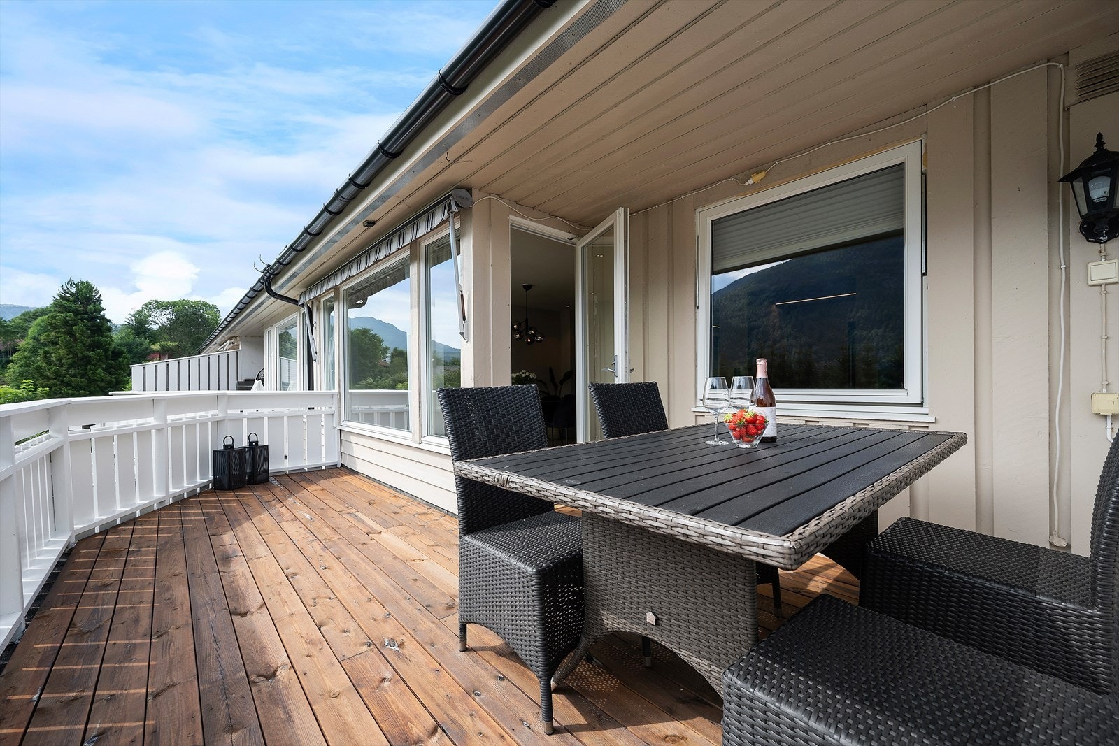 Eigedomen ligg sørvendt og nyt gode soltilhøve. Galleribilde