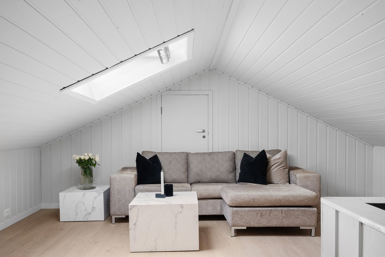 Loftsrommet er innreiia som avlastningsrom. Takhøgda er redusert her, så rommet er ikkje godkjent for varig opphald. Galleribilde