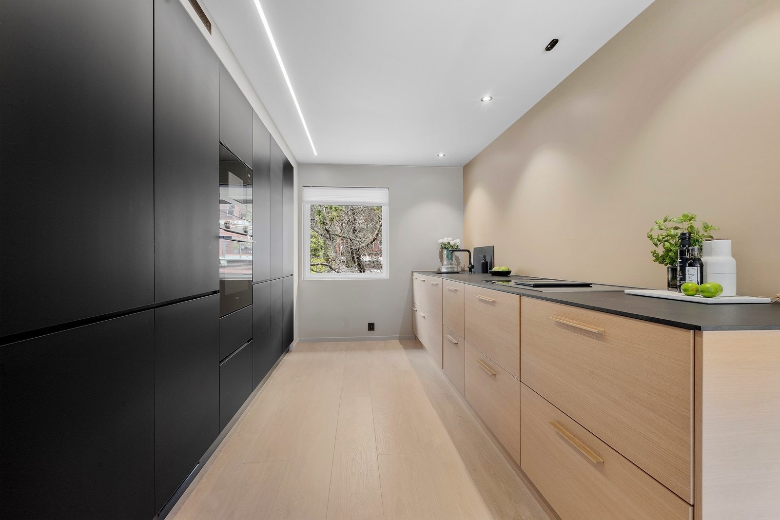 Her er det montert stor XXL innreiing med ekstra djupn og god oppbevaringsplass. Legg merke til led-lista i himlinga. Galleribilde