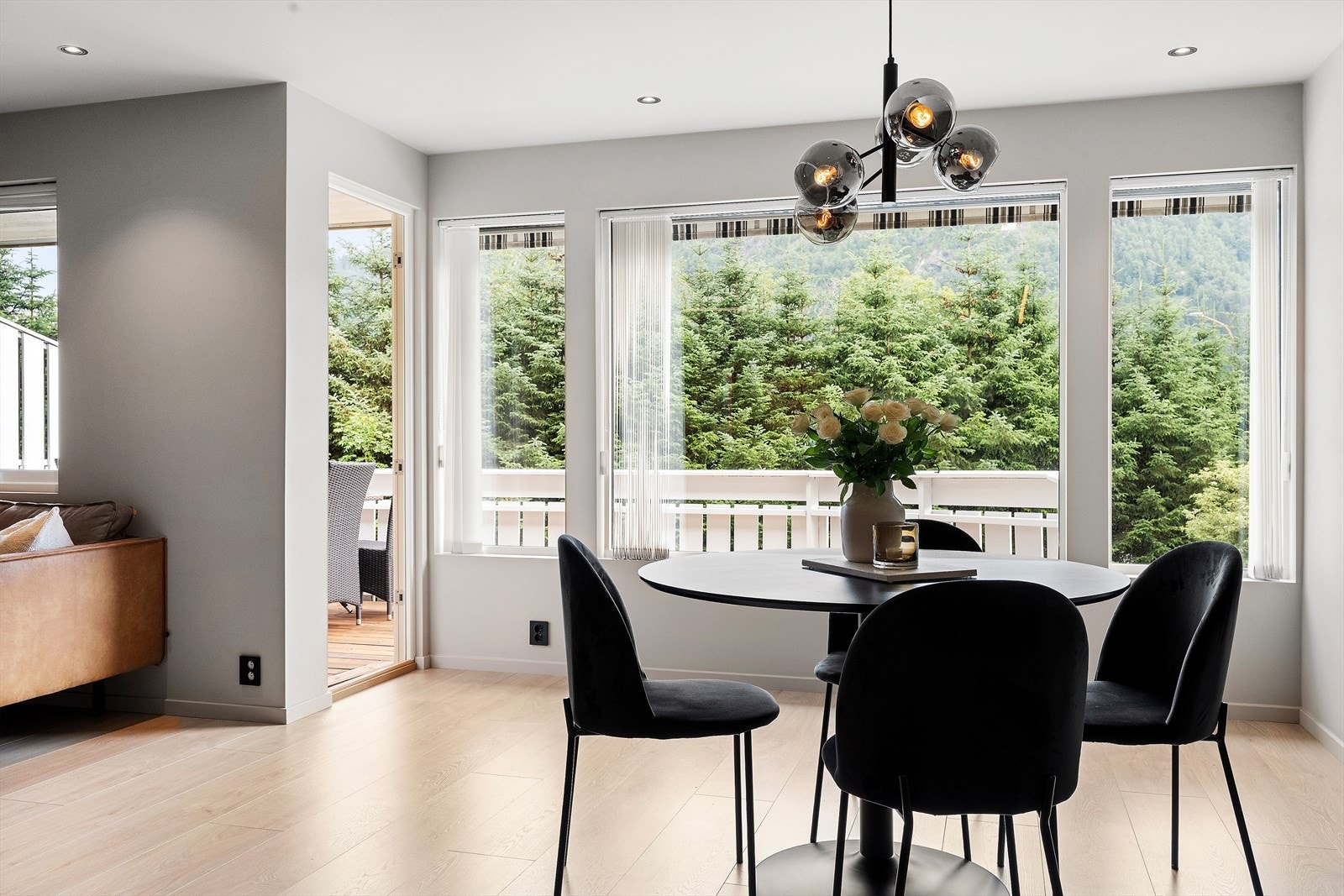 Fin plass til spisegruppe ved dei store vindauga. Galleribilde