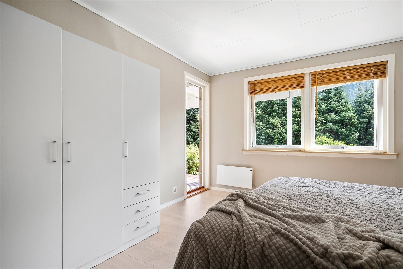 I enden er det utgang til terrassen og hagen. Galleribilde