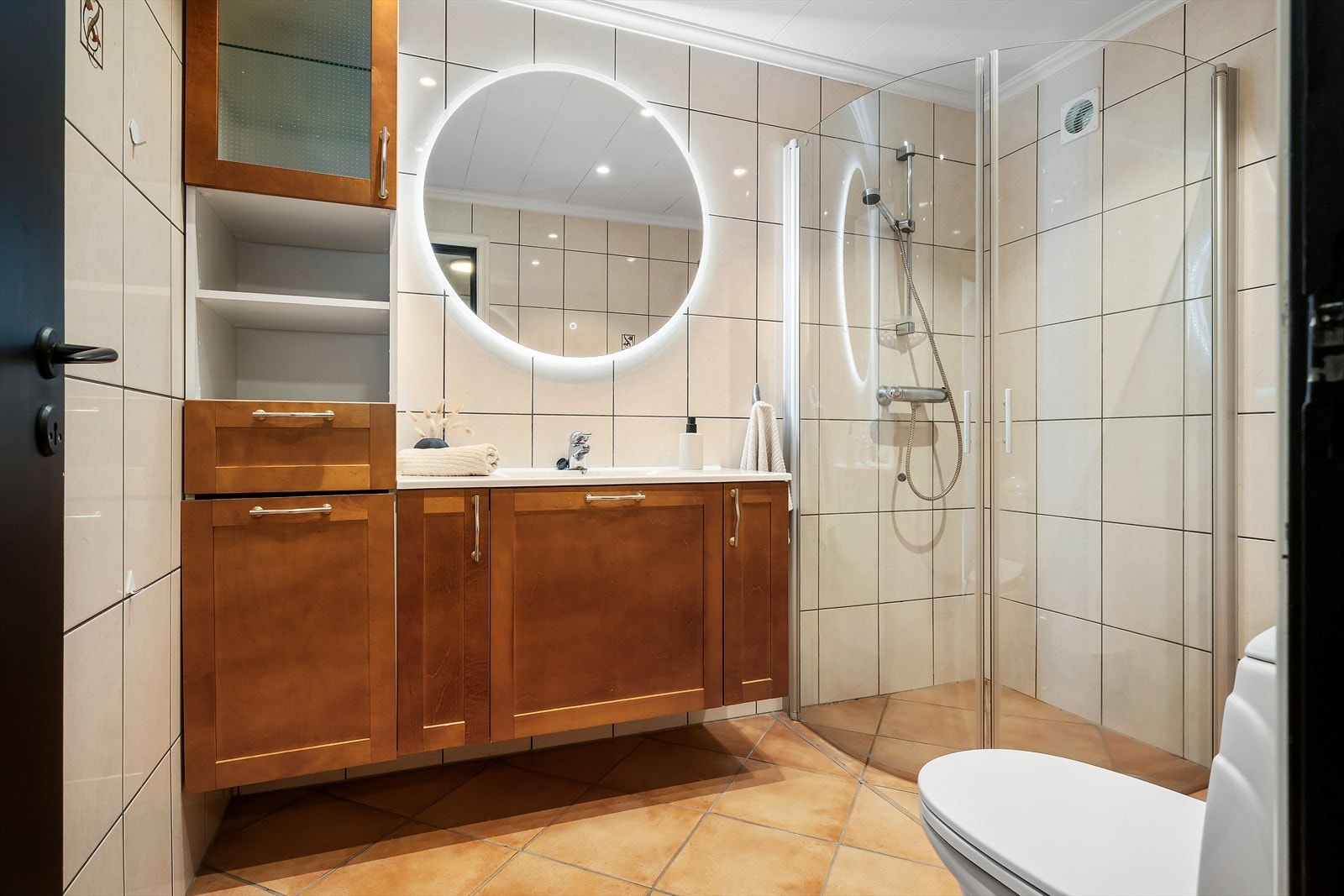 Badet er heilflisa med varmekablar i golvet. Galleribilde