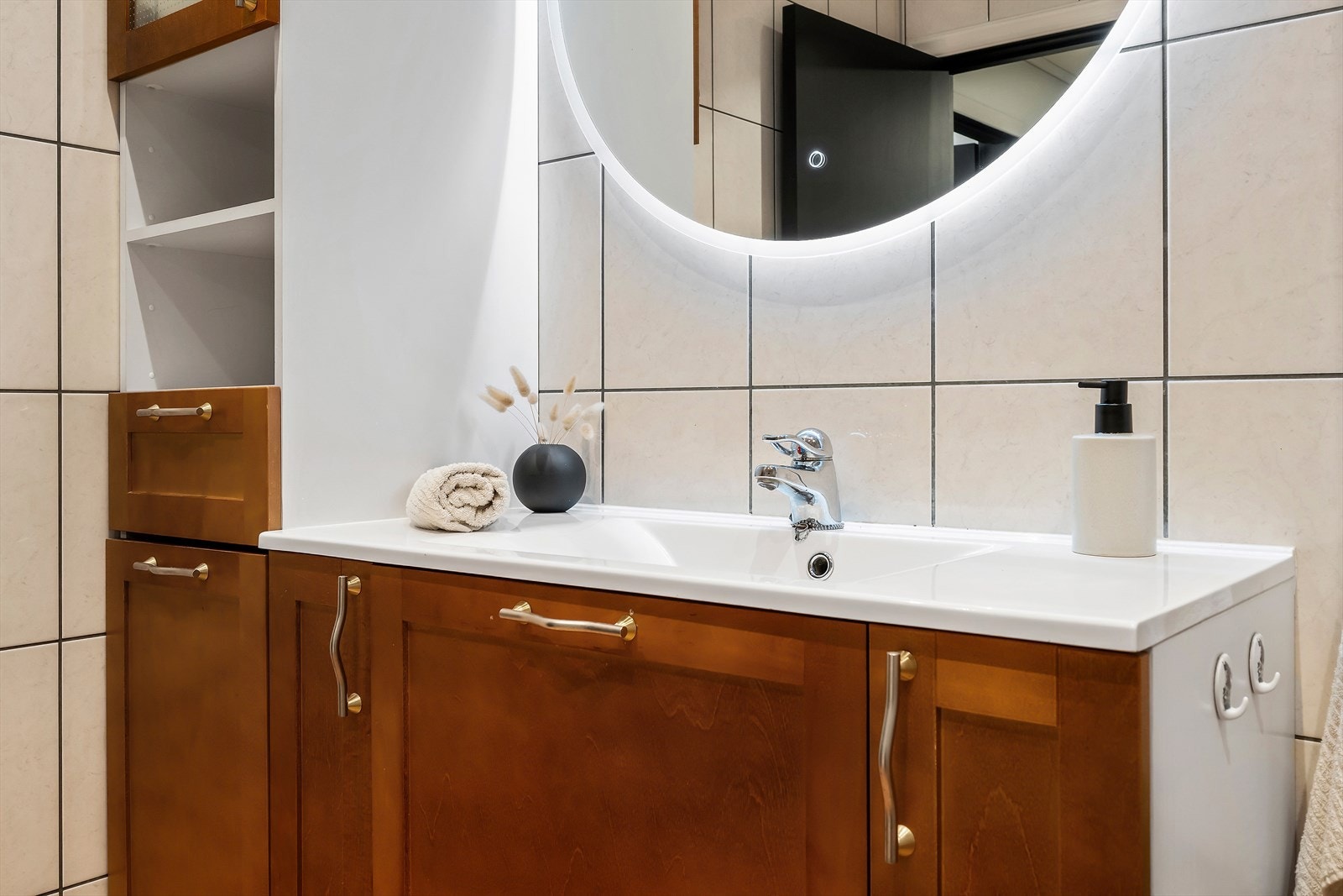 Innreiinga har god oppbevaringsplass. Det er montert nyare spegel med led-lys. Galleribilde