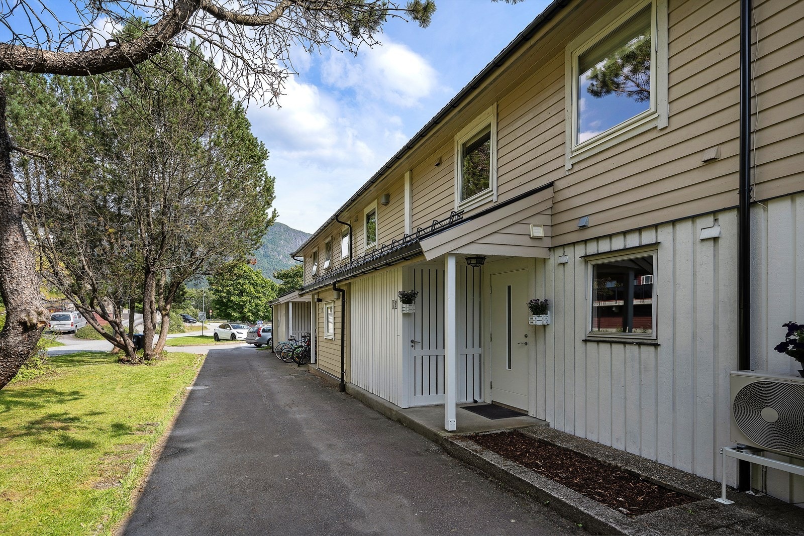 Sameiget er fint opparbeida med mellom anna asfaltert tilkomstveg. Galleribilde