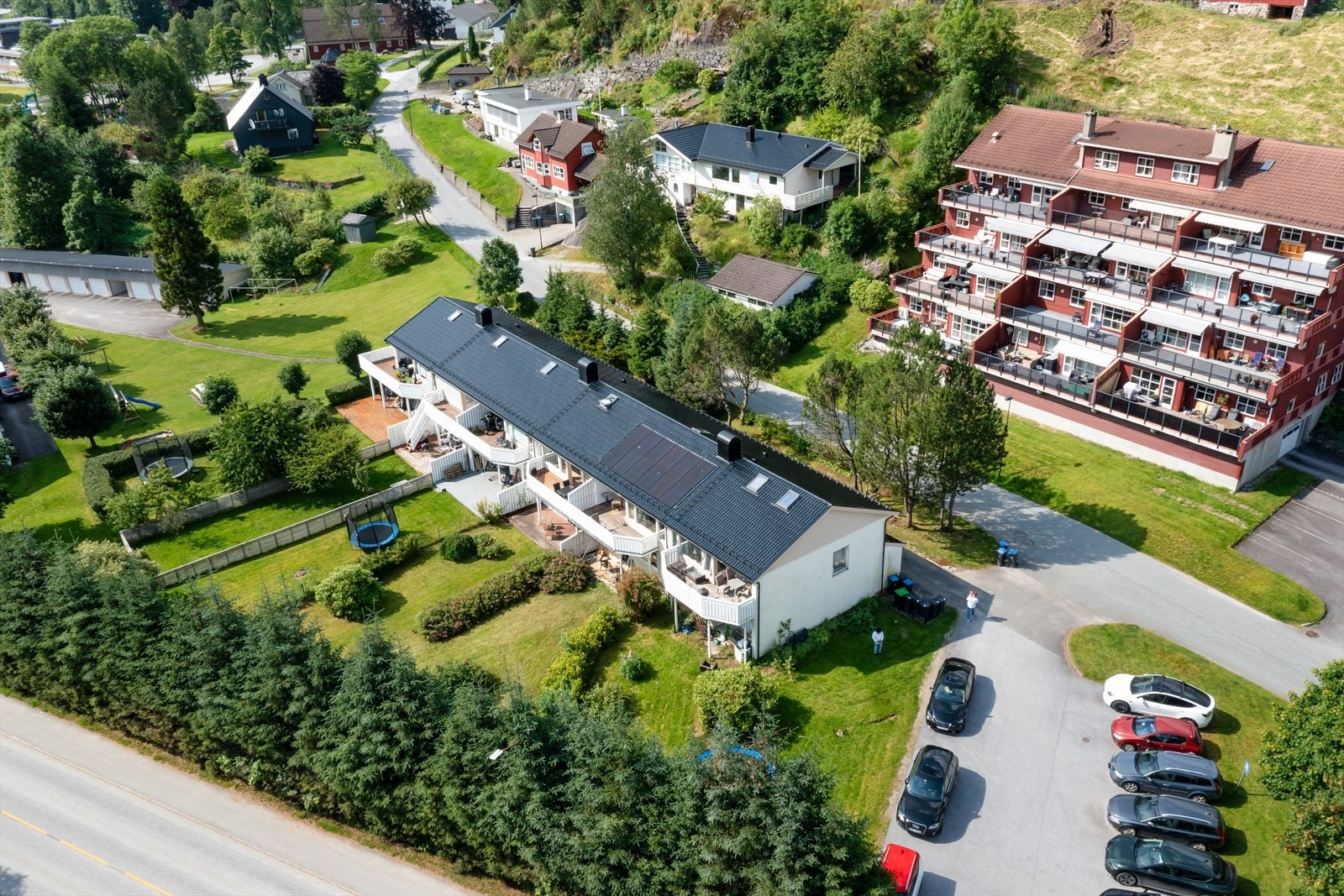 Sameiget har felles gjesteparkeringsplass. Bustden disponerer garasje i bakre del av tunet. Galleribilde