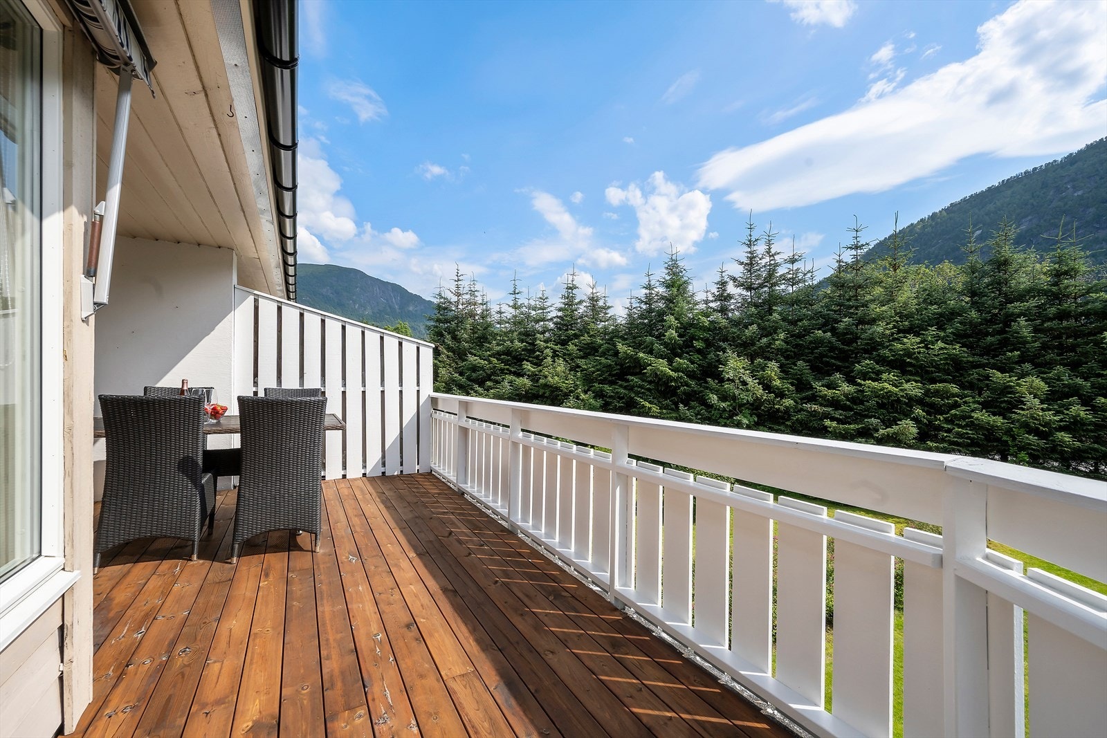 Altanen er godt skjerma frå innsyn og har fin utsikt over hagen. Galleribilde