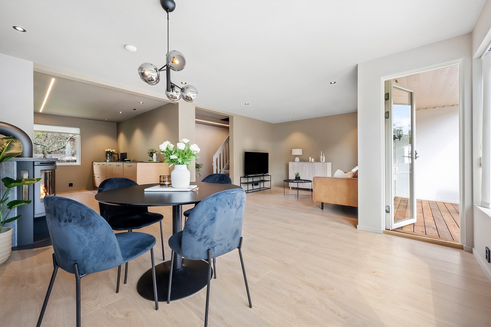 Velkommen inn. Stova og kjøkkenet utgjer saman ein svært fint opphaldsrom. Galleribilde