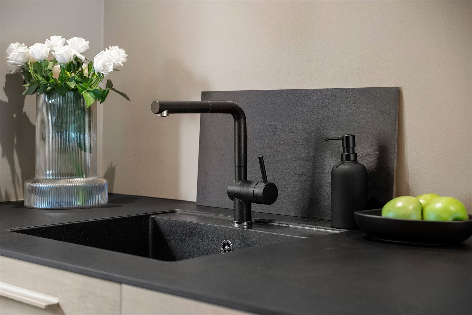 Kjøkkenvasken er underlimt i tilsvarande utføring som benken. Galleribilde