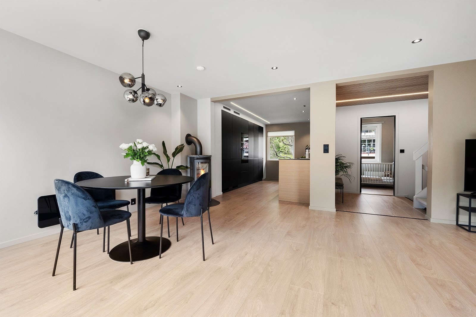 Kjøkkenet ligg i opa, men fint skjerma løysing med stova. Galleribilde