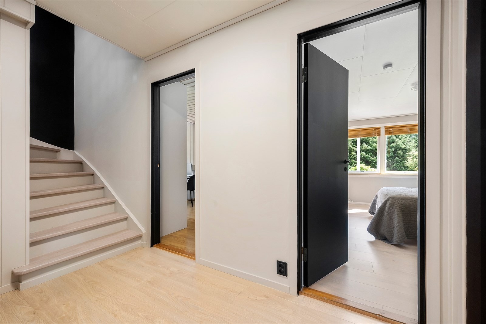 I 1.etasje finn du to soverom, bad, vaskerom, disponibelt rom og entrè. Legg merke til dei fine dørene. Galleribilde