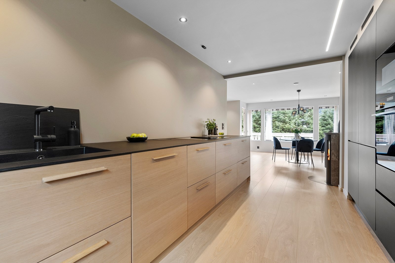 Fint og praktisk kjøkken med stor benkeflate og god oppbevaringsplass. Galleribilde