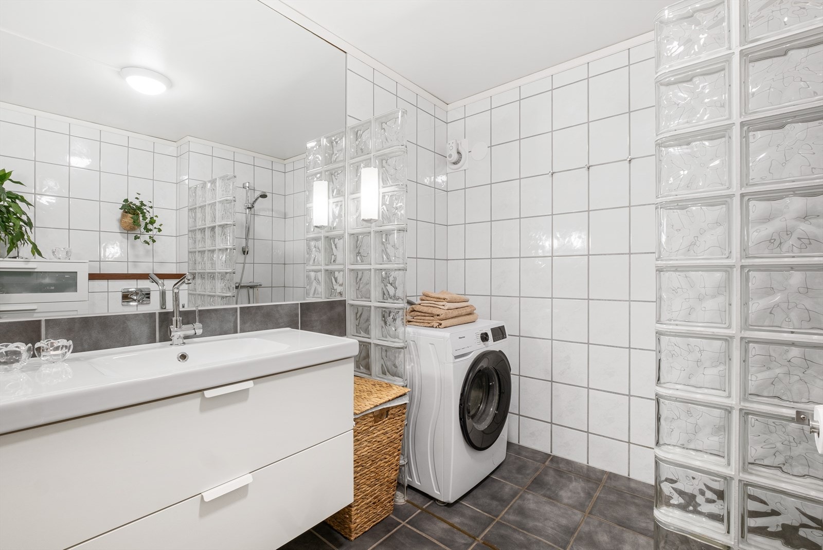 Rommet oppleves romslig, og har et avgrenset område for dusj og vaskemaskin. Galleribilde