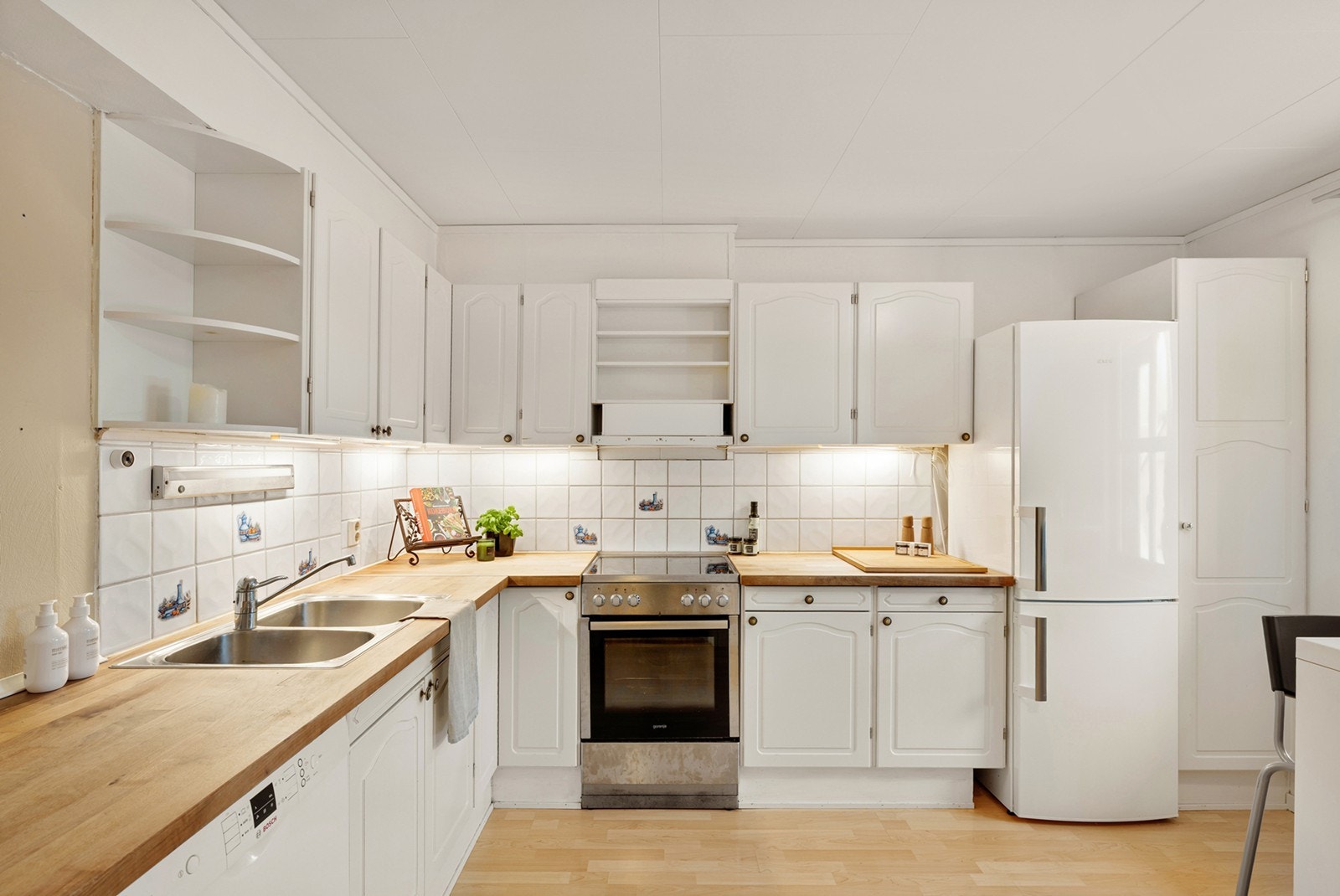 Stort kjøkken med mye skapplass og rikelig med benkeplass. Galleribilde