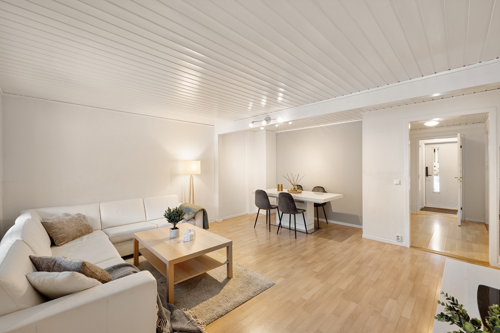 Romslig stue med gode møbleringsmuligheter. Galleribilde